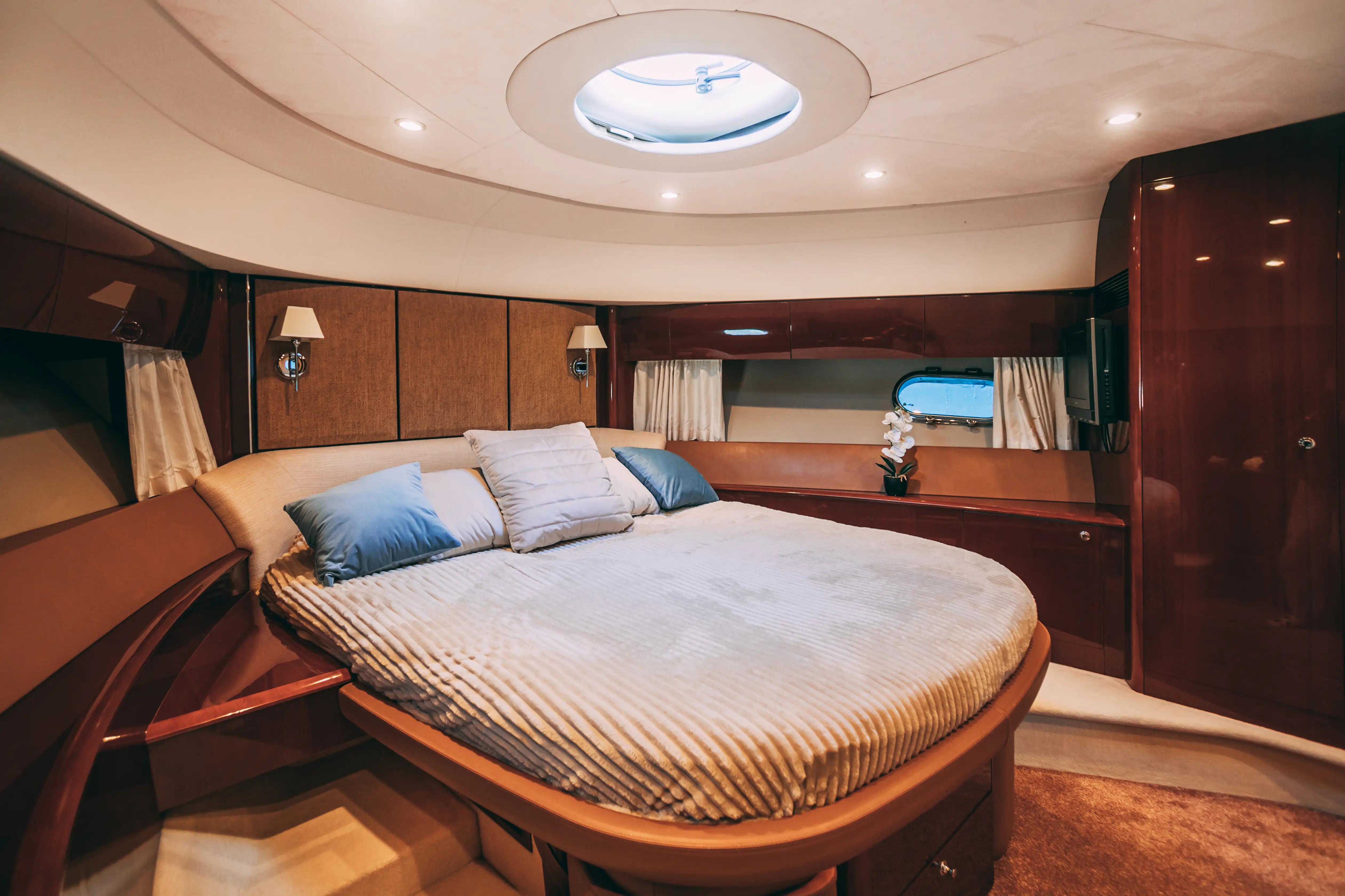 Яхта Princess 68